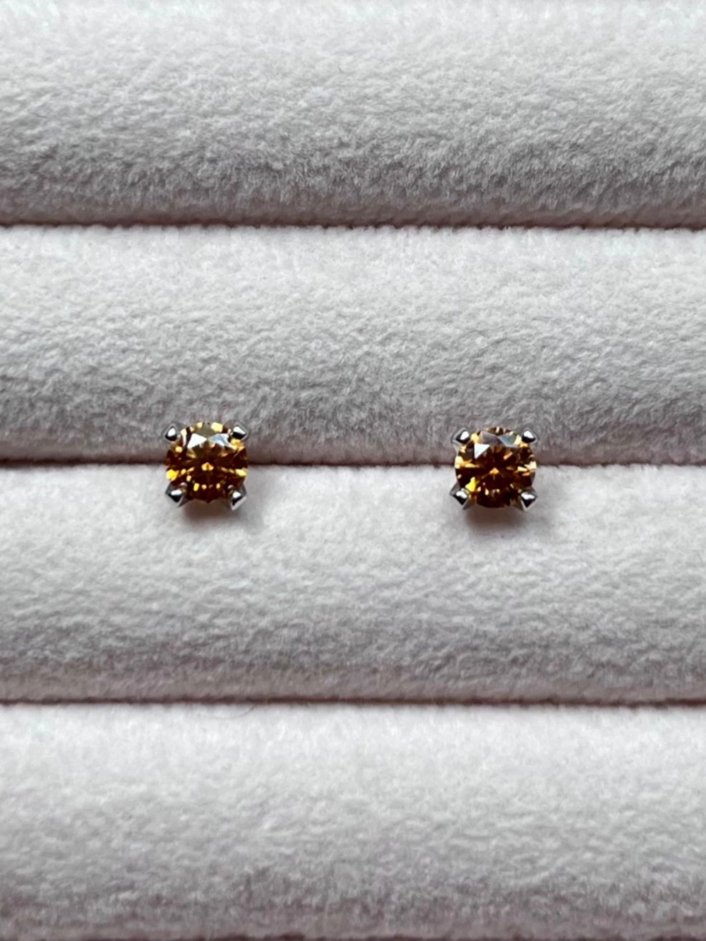 E082 | Orange Moissante Studs
